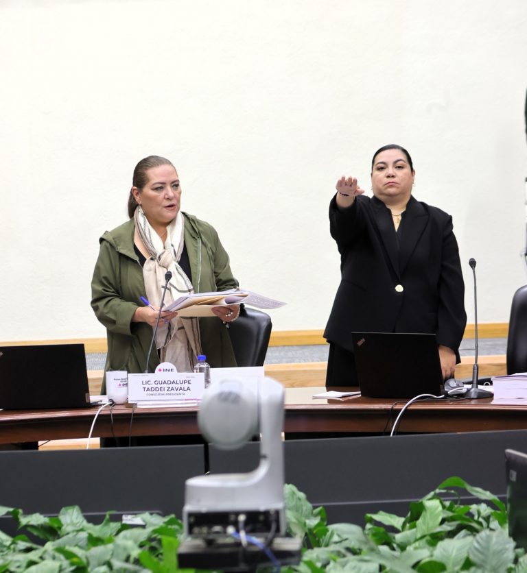 Toma de protesta de Claudia Edith Suárez Ojeda como Encargada de despacho  de la Secretaría Ejecutiva.