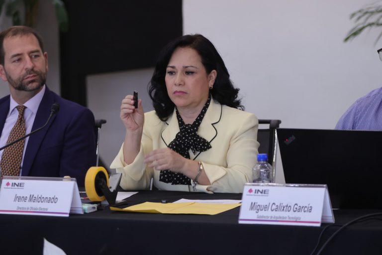 Entrega de preguntas ciudadanas recabadas por el INE para el Primer Debate Presidencial a Signa Lab.