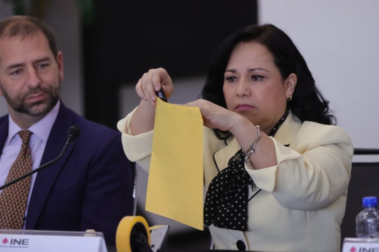 Entrega de preguntas ciudadanas recabadas por el INE para el Primer Debate Presidencial a Signa Lab.