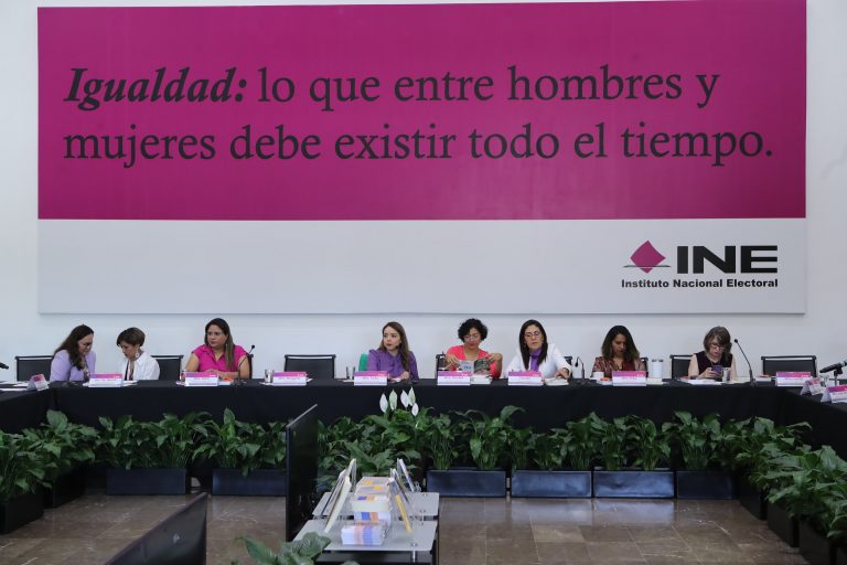 Consejera Rita Bell López junto con las participantes del “Diálogo entre mujeres a una década de la paridad en México”