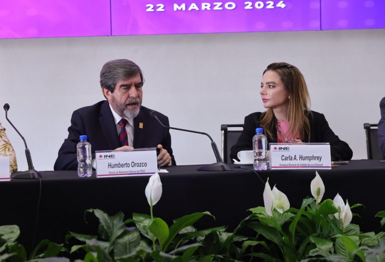Entrega de preguntas ciudadanas recabadas por el INE para el Primer Debate Presidencial a Signa Lab.