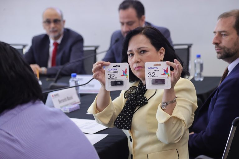 Entrega de preguntas ciudadanas recabadas por el INE para el Primer Debate Presidencial a Signa Lab.