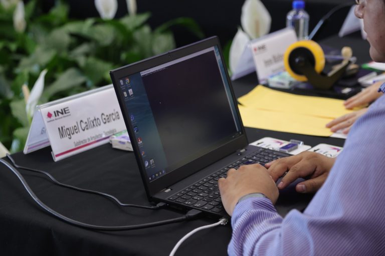 Entrega de preguntas ciudadanas recabadas por el INE para el Primer Debate Presidencial a Signa Lab.