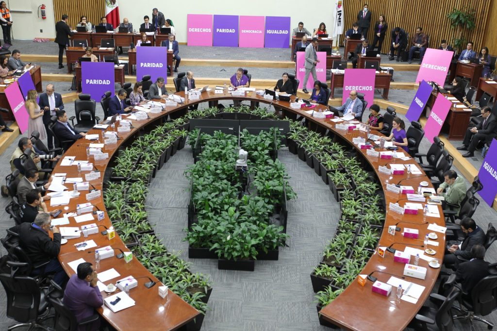 Las y los consejeros del INE analizan asuntos en el salón de sesiones del Consejo General