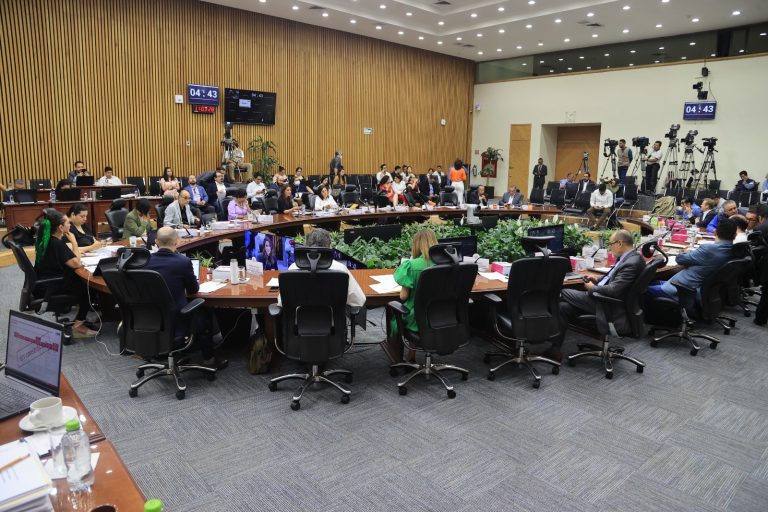 Las y los consejeros del INE analizan asuntos en el salón de sesiones del Consejo General