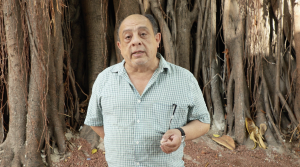 Persona participando en preguntas para el Segundo Debate