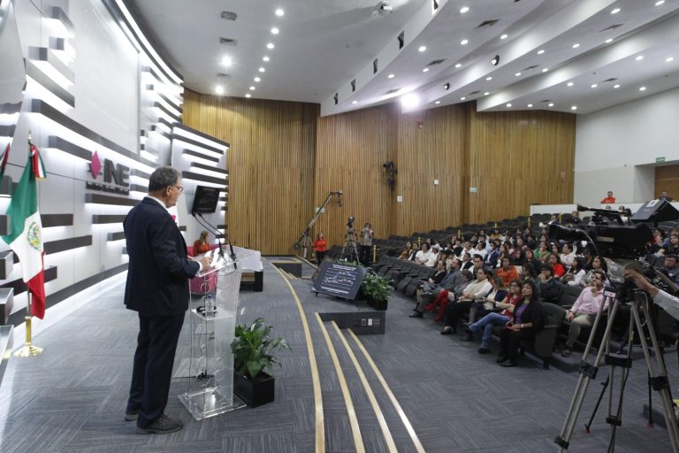 Conferencia Magistral “Retos de la Democracia en Tiempos de Retrocesos Democráticos”.