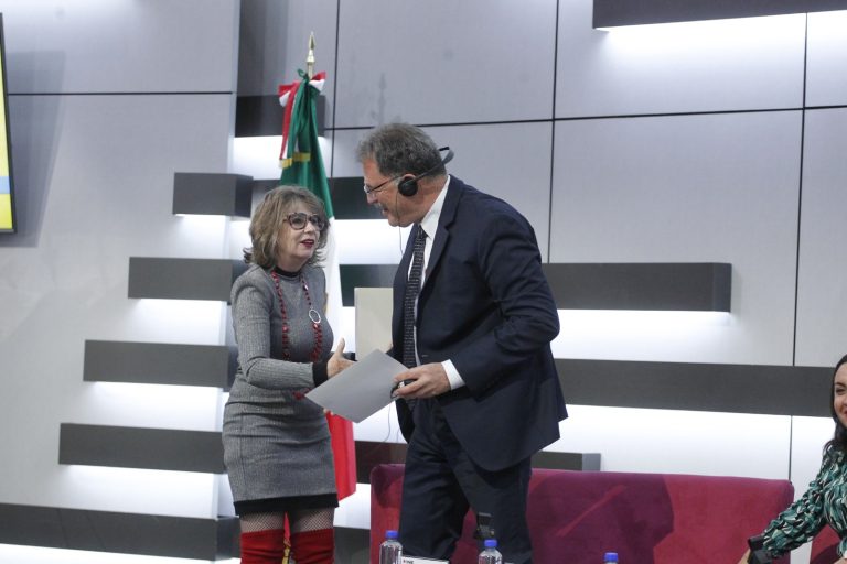 María Elena Cornejo Esparza, Directora de la Dirección Ejecutiva de Capacitación Electoral y Educación Cívica y Larry Diamond catedrático de la Universidad de Stanford