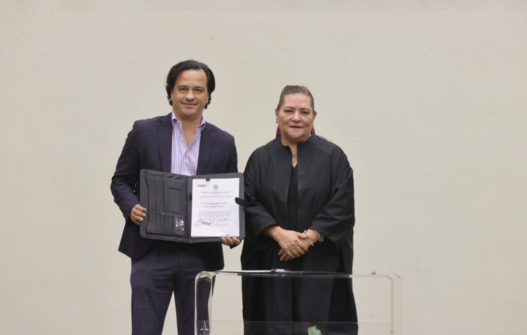 Emilio Suárez Licona, Entrega de constancia de asignación a la representación del Partido Revolucionarios Institucional.