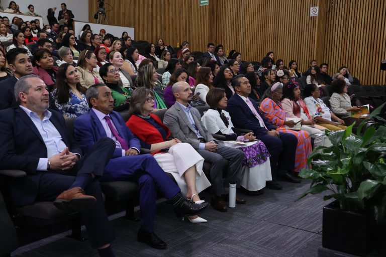 Presentación del libro "El deber de la memoria. Del derecho a voto a la paridad en todo".