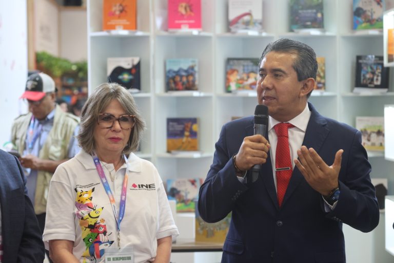 María Elena Cornejo Esparza, Directora Ejecutiva de Capacitación Electoral y Educación Cívica y Jorge Montaño Ventura, Consejero Electoral del INE. (Foto INE)