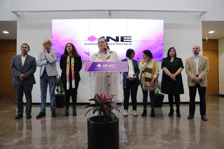 Conferencia de prensa. (Arturo Elías fotógrafo INE)