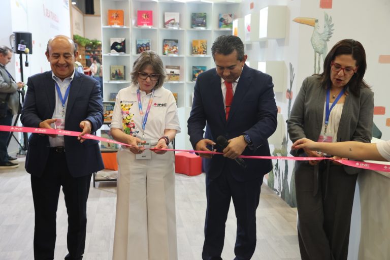 Inauguración del Stand del INE en la 38ª edición de la Feria Internacional del Libro (FIL) Guadalajara 2024. (Foto INE)