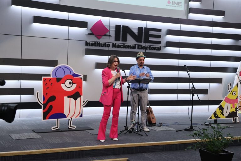 María Elena Cornejo Esparza Directora Ejecutiva de Capacitación Electoral y Educación Cívica del INE y Nacho Casas de Adobe y Hormigón Cuenta cuentos. (Foto INE)