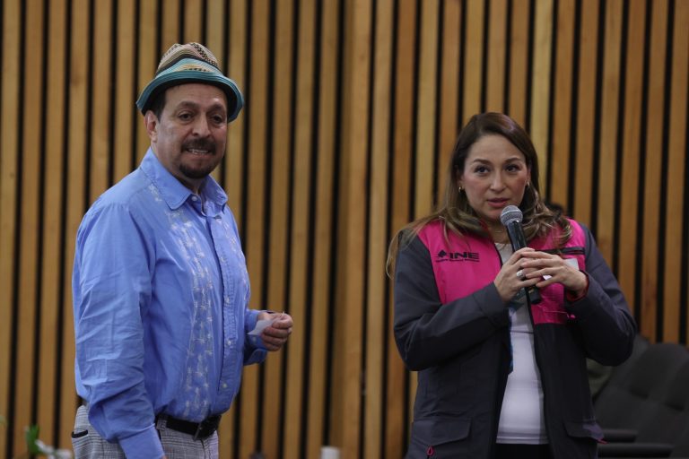 Nacho Casas de Adobe y Hormigón Cuenta cuentos y Yoali Monroy Anaya, Directora de Educación Cívica y Participación Ciudadana. (Foto INE).