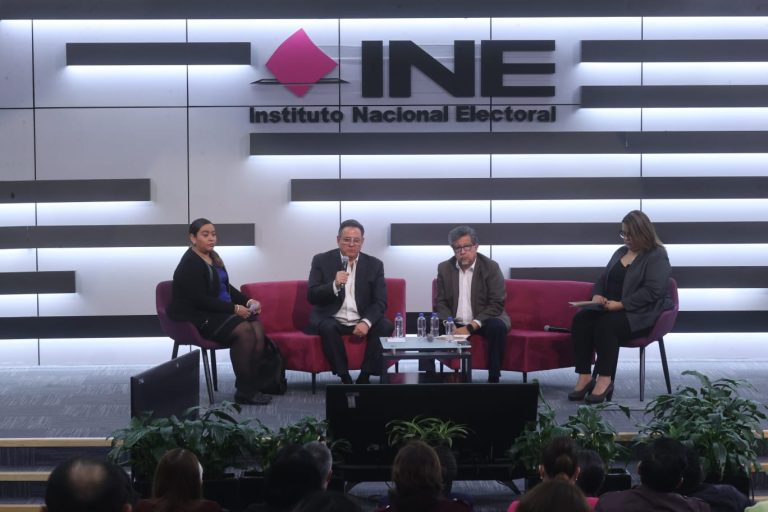 Panel de Discusión “Encuestas, Trasparencia y Democracia”. (Fotos INE)