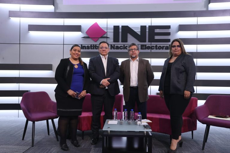 Panel de Discusión “Encuestas, Trasparencia y Democracia”. (Fotos INE)