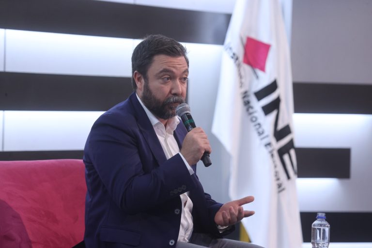 Rodrigo Galván, Las Heras Demotecnia AMAI-CEDE en el Taller Técnico ¿Por qué solo se regula a las encuestas?. (Fotos INE)