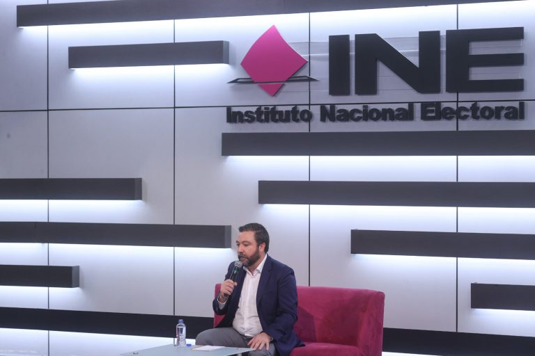Rodrigo Galván, Las Heras Demotecnia AMAI-CEDE en el Taller Técnico ¿Por qué solo se regula a las encuestas?. (Fotos INE)