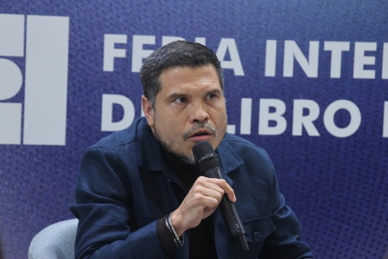 Cristian Flores, Capacitación.