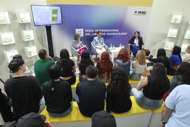 Presentación del libro de la serie Conferencias Magistrales “Violencia digital y mediática”. (Foto INE)