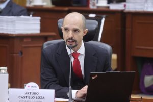 Arturo Castillo participando en sesión de Consejo