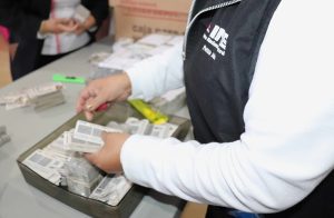 persona sosteniendo paquetes de credenciales para votar