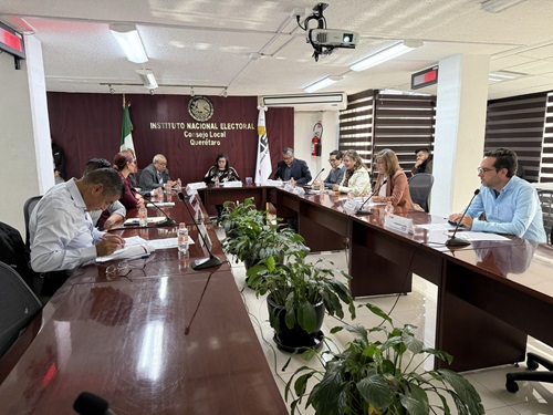 Integrantes del conejo local sentados en sesión de trabajo
