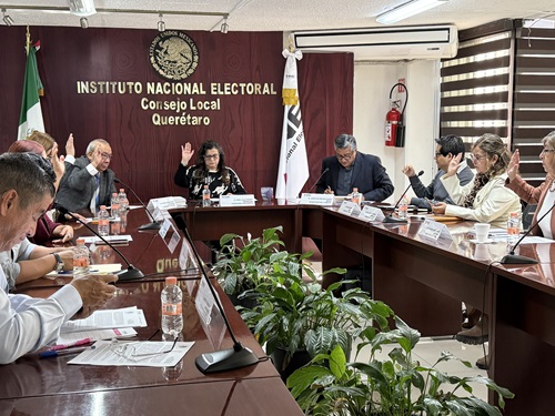 integrates del consejo local votando a mano alzada