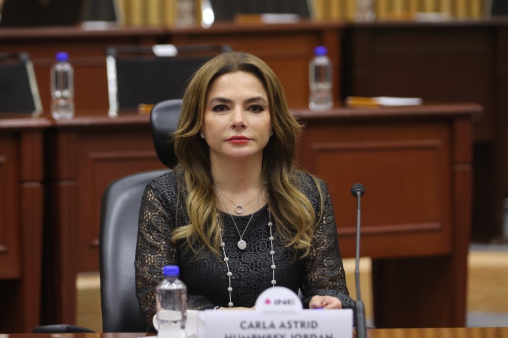 Fotografía de la Consejera Carla Humphrey en el pleno del Consejo General