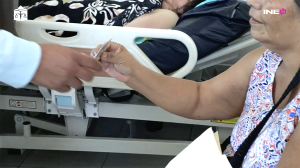 Persona ejerciendo su voto anticipado en postración