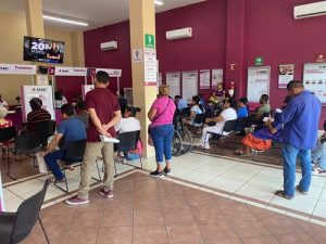 varias personas al interior de un Módulo esperando su turno para ser atendidos