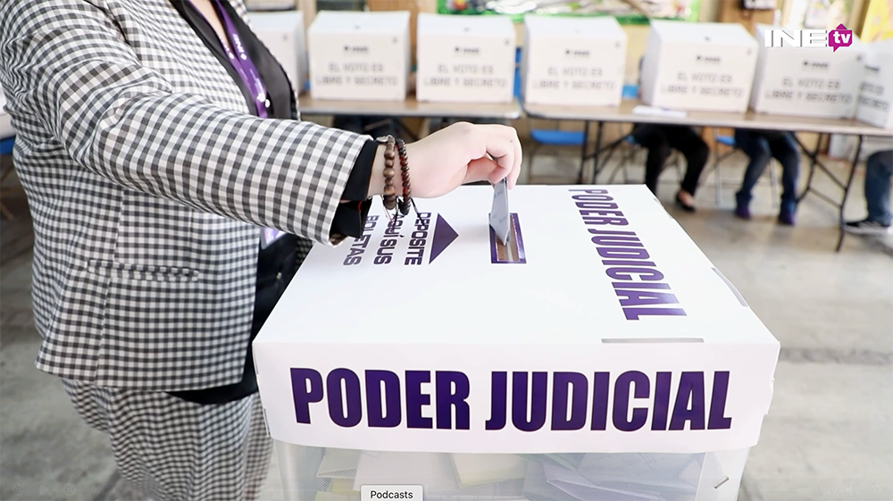 Persona votando el 1 de junio de 2025