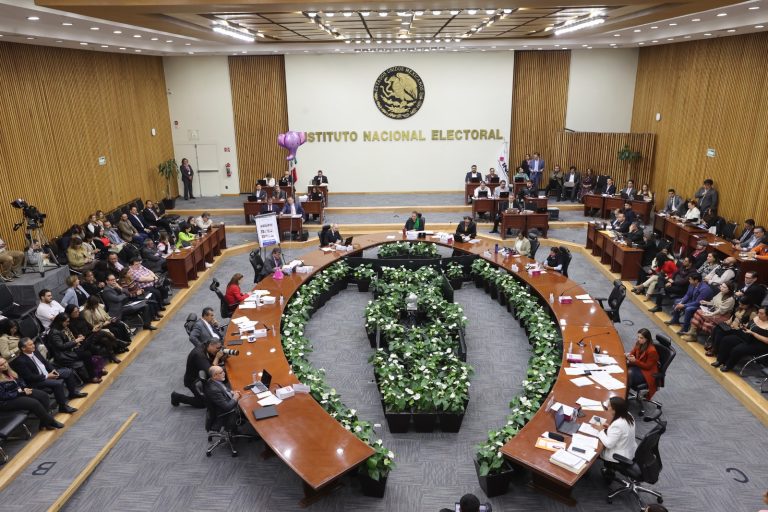 Escena panoramica de la Sesión extraordianria del consejo general del INE, 26 de junio de 2025