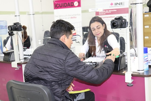 Hombre joven tramitando credencial para votar