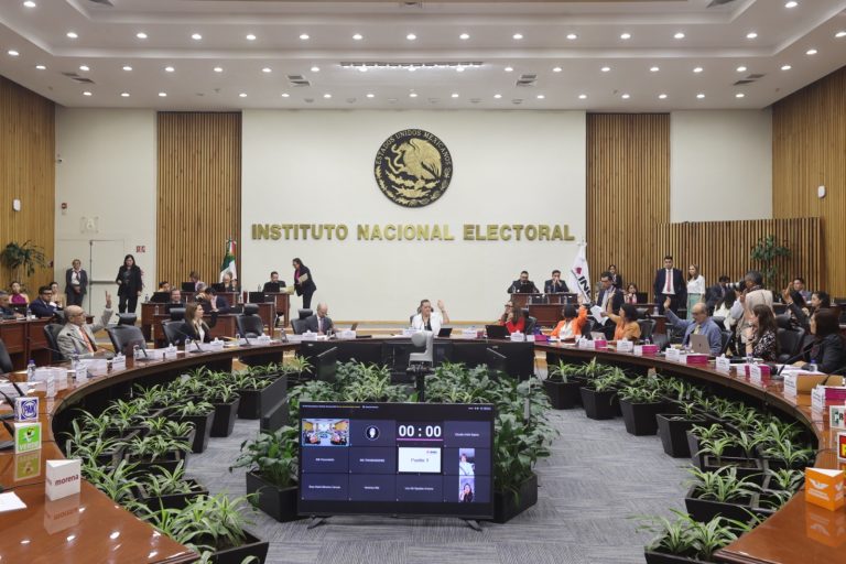 Salón de sesiones con la participación de las personas Consejeras Electorales.