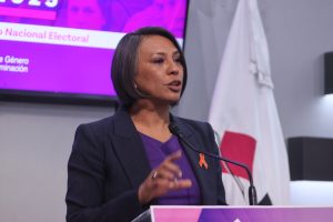 Norma Irene De La Cruz Magaña, Consejera Electoral hablando en el pódium al frente del recinto.