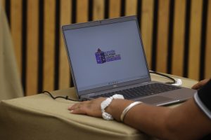 Computadora con los resultados del procedimiento para la asignación de las candidaturas a los cargos para elegir en cada distrito judicial electoral.