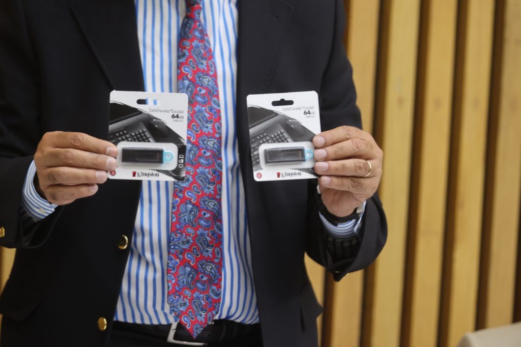 Imagen de 2 USB para guardar los resultados para la asignación de las candidaturas a los cargos para elegir en cada distrito judicial electoral.