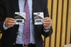 Imagen de 2 USB para guardar los resultados para la asignación de las candidaturas a los cargos para elegir en cada distrito judicial electoral.