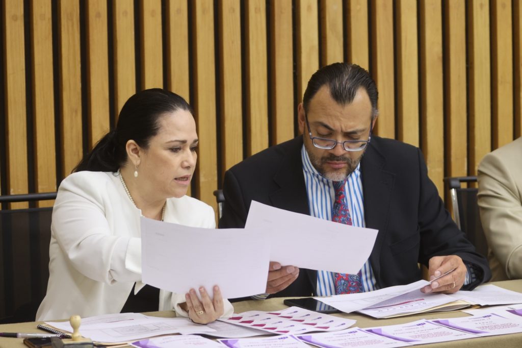 2 personas en el salón de consejo durante la aprobación de resultados para la asignación de las candidaturas.
