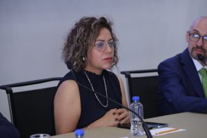 Miriam Sauza Colín, Secretaria General y Directora de Atención a Cámaras de CONCANACO-SERVYTUR, sentada en el estrado.