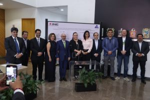 Participantes de la Firma de pie posando.