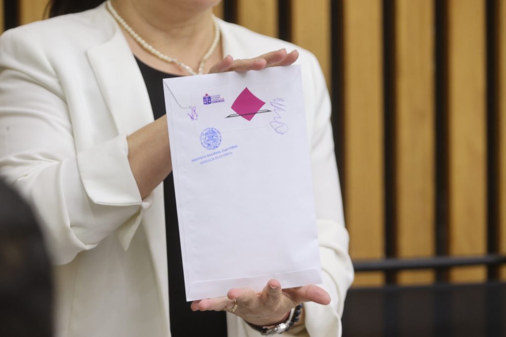 Sobre con los resultados del procedimiento para la asignación de las candidaturas a los cargos para elegir en cada distrito judicial electoral.