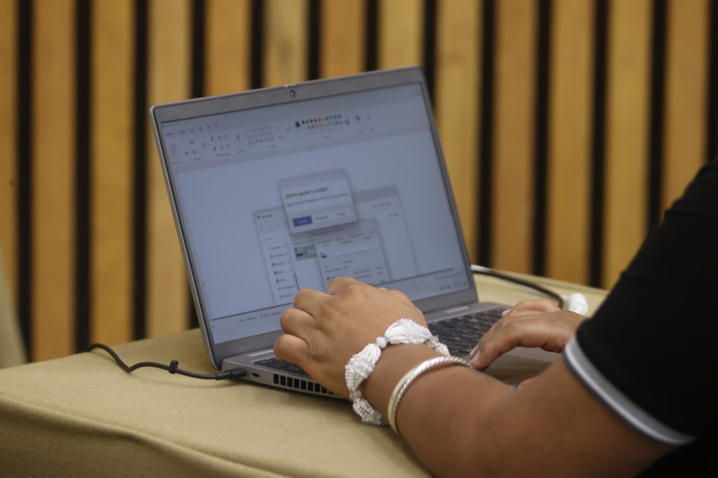 Computadora con los resultados del procedimiento para la asignación de las candidaturas a los cargos para elegir en cada distrito judicial electoral.