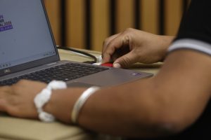 Computadora con los resultados del procedimiento para la asignación de las candidaturas a los cargos para elegir en cada distrito judicial electoral.