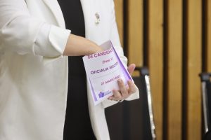 Guardando de USB en sobre con los resultados del procedimiento para la asignación de las candidaturas a los cargos.