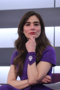 Dania Ravel Cuevas, Consejera Electoral del INE sentada en el estrado al frente del recinto.