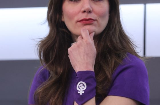 Dania Ravel Cuevas, Consejera Electoral del INE sentada en el estrado al frente del recinto.