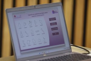 Computadora con los resultados del procedimiento para la asignación de las candidaturas a los cargos para elegir en cada distrito judicial electoral.